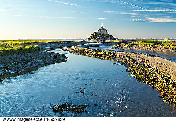 Die historische Zitadelle und Abteikirche von Le Mont Saint Michel in der Normandie.