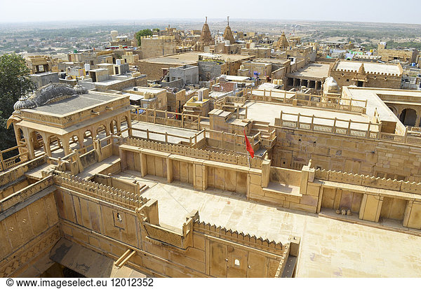 Die historischen Hügelforstsandsteingebäude von Jaisalmer,  erhöhte Ansicht von Höfen und Dächern.