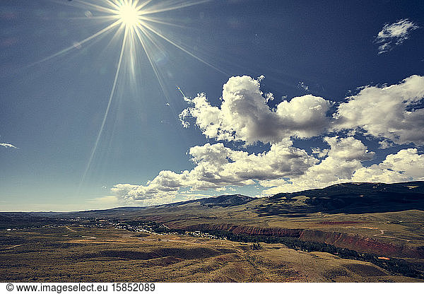 Die hohe Prärie mit Blick auf die Stadt Dubois in West-Wyoming.