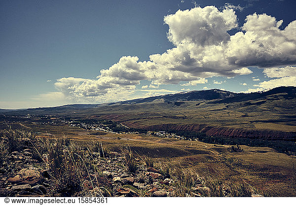 Die hohe Prärie mit Blick auf die Stadt Dubois in West-Wyoming.