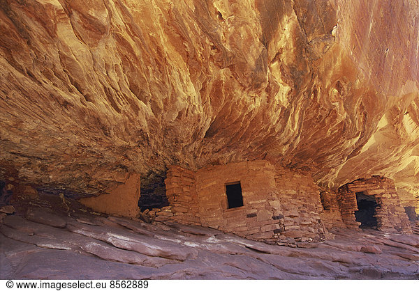 Die House On fire -Ruinen in Cedar Mesa sind ein natürliches Wahrzeichen  eine Felsformation mit einem spektakulären natürlichen Muster auf dem Fels.