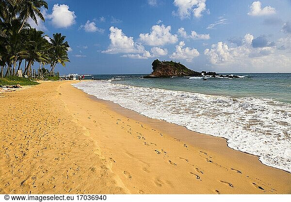 Die Insel am Strand von Mirissa an der Südküste Sri Lankas  Asien