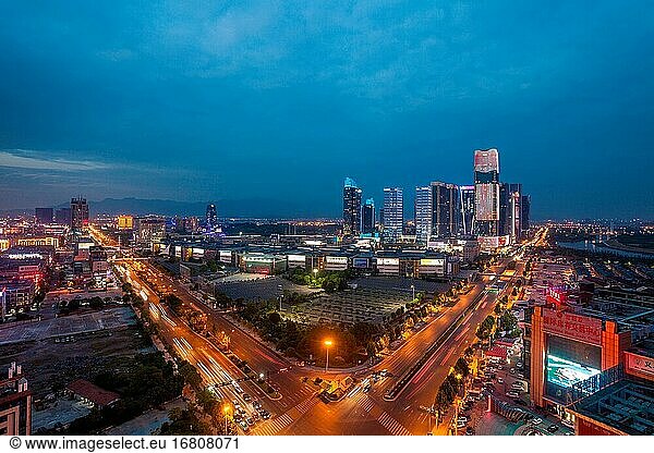 Die internationale Handelsstadt Yiwu bei Nacht