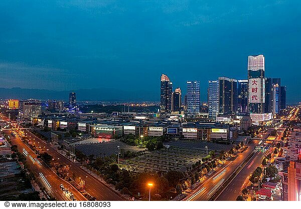 Die internationale Handelsstadt Yiwu bei Nacht