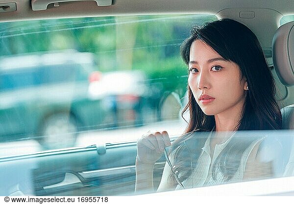 Die junge Frau im Auto