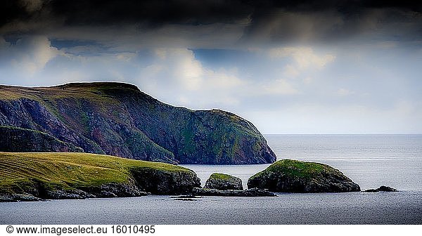 Die Küstenlinie bei Lower Bayble  Point  in der Nähe von Stornoway  Isle of Lewis  Äußere Hebriden  Schottland.
