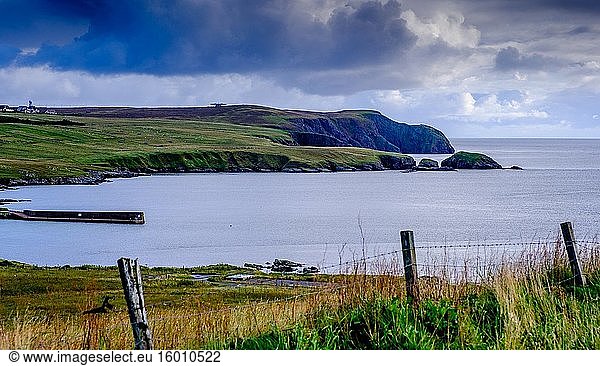 Die Küstenlinie bei Lower Bayble  Point  in der Nähe von Stornoway  Isle of Lewis  Äußere Hebriden  Schottland.