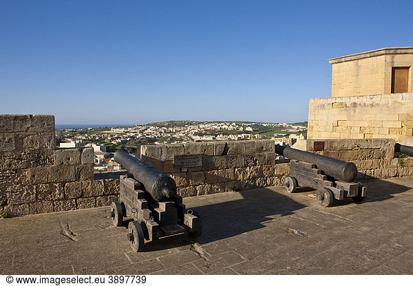 Die Kanonen der Zitadelle mit der Bastion St Martins,  Victoria,  Rabat,  Gozo,  Malta,  Europa