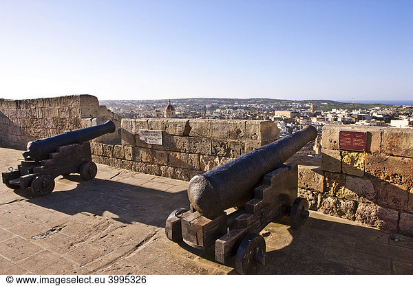 Die Kanonen der Zitadelle mit der Bastion St Martins Victoria  Rabat  Gozo  Malta  Europa