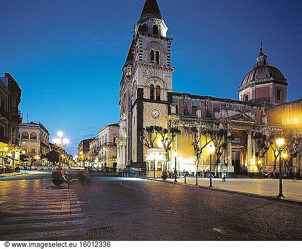 Die Kathedrale Maria Santissima Annunziata ist der wichtigste Ort der Stadt Anbetung in der artikulierten Piazza del Duomo  auf dem auch die kleine päpstliche Basilika der Heiligen Peter und Paul  im historischen Zentrum von Acireale.