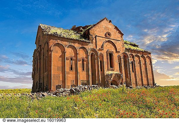 Die Kathedrale von Ani  auch bekannt als Surp Asdvadzadzin (Kirche der Heiligen Mutter Gottes)  wurde im Jahr 989 unter König Smbat II. erbaut. Archäologische Stätte von Ani an der antiken Seidenstraße  Anatolien  Türkei.