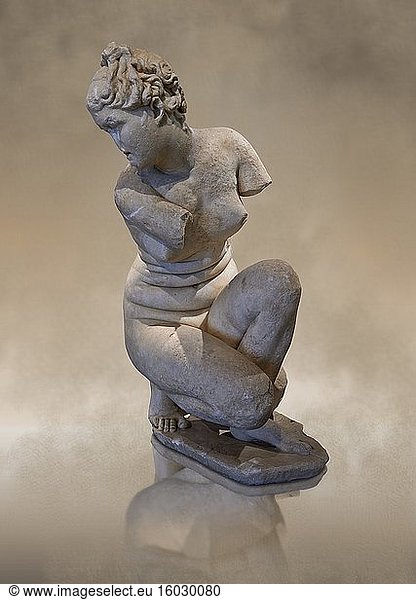 Die kauernde Aphrodite (Venus). Römische Marmorstatue aus Marmol (2. Jahrhundert). Archäologisches Museum Córdoba  Spanien. ?. ?. Diese Skulptur ist eine Variante der klassischen hellenistischen Aphrodite aus dem 3. bis 1. Jahrhundert v. Chr.  die sich zum Baden hinhockt. Aphrodite hockt mit dem rechten Knie nahe am Boden  wendet ihren Kopf nach rechts  als ob sie jemanden ansehen würde  und streckt in den meisten Versionen ihren rechten Arm über die linke Schulter  um ihre Brüste zu bedecken.
