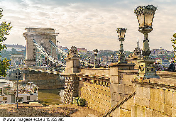 Die Kettenbrücke am frühen Morgen über die Donau und die Budaer Burg