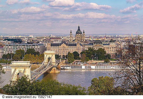 Die Kettenbrücke  die Donau  die Vier Jahreszeiten und die Stephansbasilika