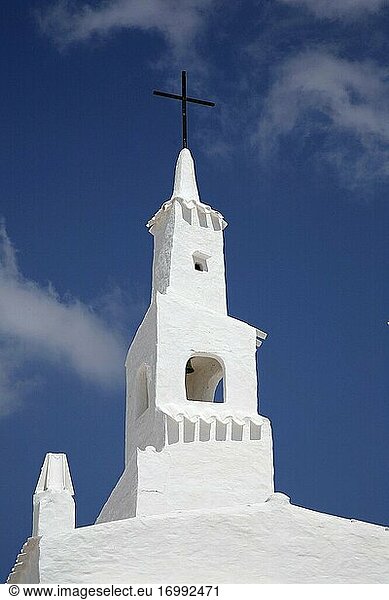 Die Kirche im weißen Viertel von Binibeca  Menorca. Menorca. Spanien.