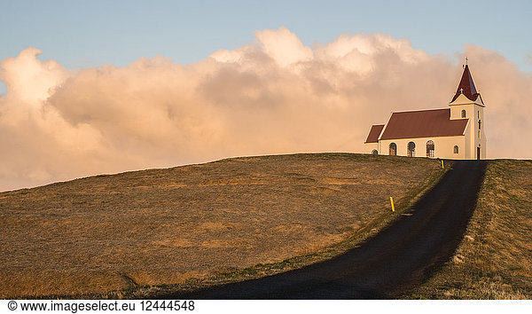 Die Kirche Ingjaldsholskirkja während der isländischen Sommernacht ohne Dunkelheit. Kleine Kirchen wie diese stehen überall in Island an abgelegenen  unberührten Orten; Hellissandur  Island