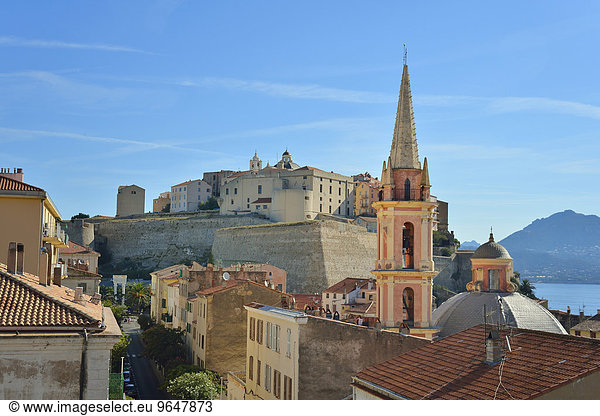 Die Kirche Sainte-Marie-Majeure und die Zitadelle von Calvi Balagne Haute-Corse Korsika Frankreich Europa
