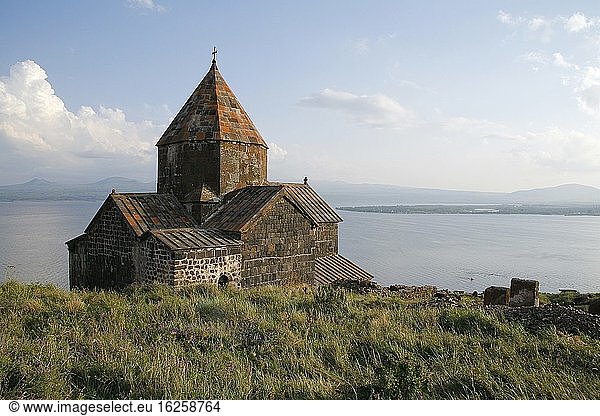 Die Kirche von St. Astvatsatsin befindet sich auf einer Halbinsel  die einst eine Insel im Sewansee war.