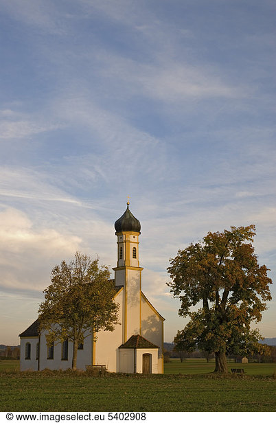 Die kleine  barocke St. Johann Kapelle in Raisting  Bayern  Deutschland  Europa