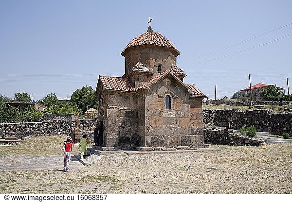 Die kleine Kirche von Karmravor (rötlicher Farbton) befindet sich in Ashtarak am nordöstlichen Rand der Stadt. Aufgrund ihrer Architektur geht man davon aus  dass sie aus dem 7. Jahrhundert stammt. Die Kirche ist unverändert mit dem ursprünglichen Ziegeldach. Foto: Andr? Maslennikov