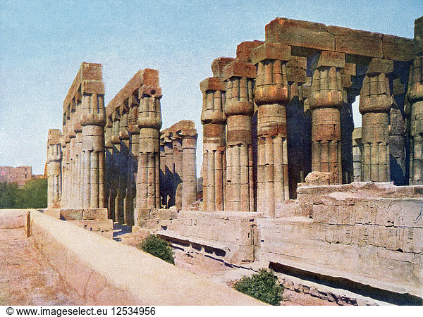 Die Kolonnade von Amenhotep III Tempel von Luxor Ägypten 20. Jahrhundert. Künstler: Unbekannt
