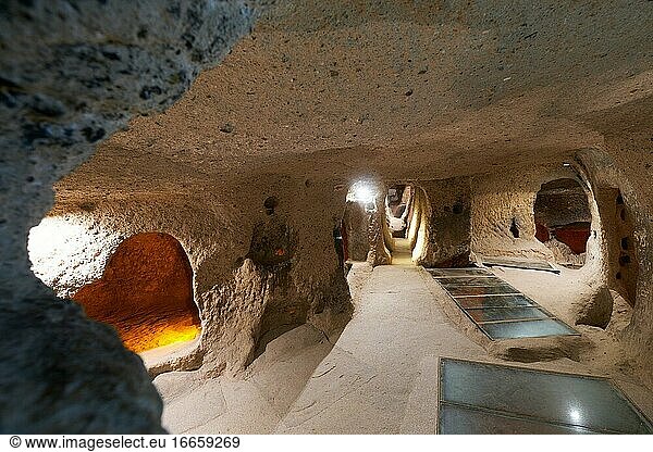 Die Korridore des antiken Höhlenhauses in der unterirdischen Stadt Kaymakli in Kappadokien.