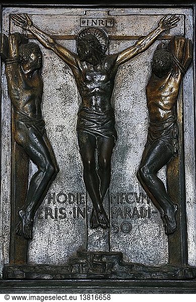 Die Kreuzigung  Vor dem Kruzifix  Der gute Dieb  Die Heilige Pforte des Petersdoms  Am nördlichen Ende des Portikus  In Bronze gegossen von Vico Consorti (1949).