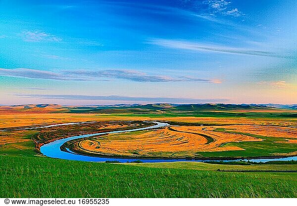 Die Landschaft der Hulunbuir-Prärie am Erguna-Fluss