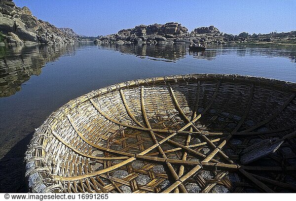 Die Landschaft von Hampi und seine besonderen kreisförmigen Boote auf dem Tungabhadra-Fluss in einer einzigartigen geologischen Umgebung und ein reiches Erbe  das Zentrum der gleichnamigen Hauptstadt des Hindu-Reiches Vijayanagara im 14. Indien 2005.