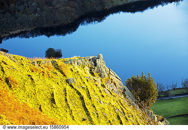 Die letzten Strahlen des Abendlichts fangen Nab Scar ein und blicken auf Rydal Water  Lake District  Großbritannien.