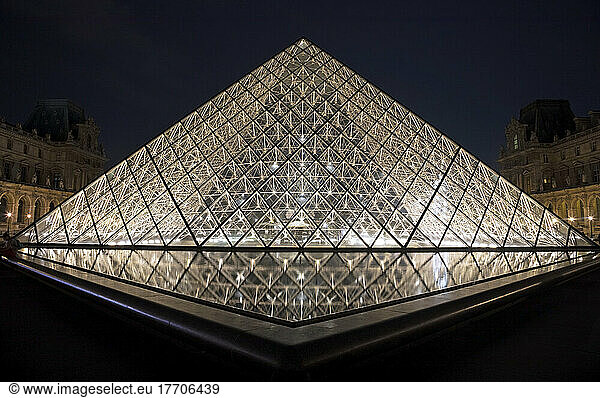 Die Louvre-Pyramide bei Nacht in Paris beleuchtet; Paris  Frankreich