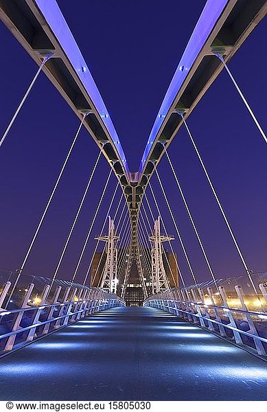 Die Lowry-Brücke während der blauen Stunde  Salford Quays  Manchester  England  Vereinigtes Königreich  Europa