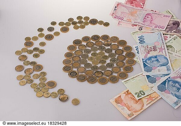 Die Münzen der Türkischen Lira bilden einen Halbmond neben den Banknoten der Türkischen Lira