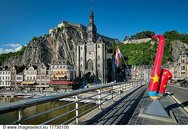 Die malerische Stadt Dinant  die Zitadelle von Dinant und die Stiftskirche Notre Dame de Dinant sowie die Charles-de-Gaulle-Brücke mit den Saxophonen  denn Dinant ist die Heimatstadt des Erfinders des Saxophons und der Flaggen. Namur  Belgien  Europa