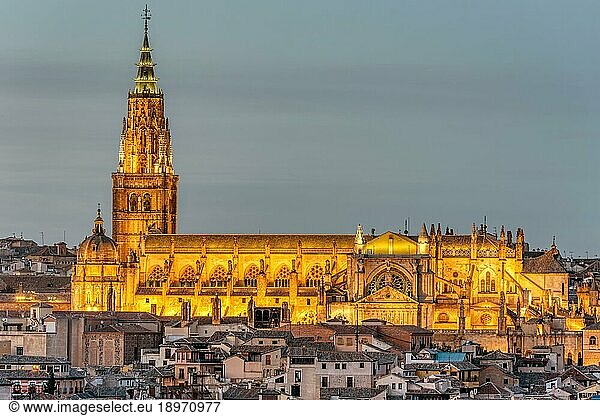 Die Marienkathedrale von Toledo in Spanien in der Abenddämmerung