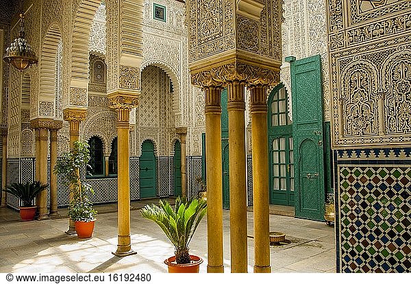 Die maurische Architektur im Inneren der Mahkama du Pacha  eines funktionierenden Gerichtsgebäudes  in Habous  einem der Stadtteile von Casablanca in Marokko.