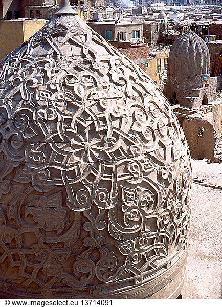 Die Mausoleumskuppel von Quytabay´s Söhnen  Das Design strahlt von einem zentralen Stern um den Scheitelpunkt der Kuppel nach unten zur Basis. Ägypten. Islamisch. Mamluken  um das 14. Jahrhundert  Kairo.