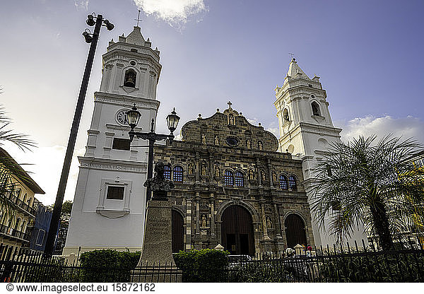 Die Metropolitan-Kathedrale von Panama am Unabhängigkeitsplatz im Herzen des historischen Viertels von Panama-Stadt  Panama  Mittelamerika
