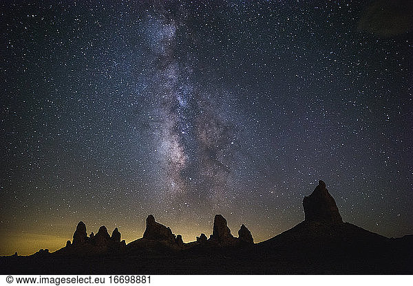 Die Milchstraße erhebt sich über den silhouettierten Tuffstein der Trona Pinnacles