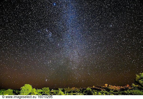 Die Milchstraße leuchtet am Nachthimmel  Keetmanshoop  Namibia.