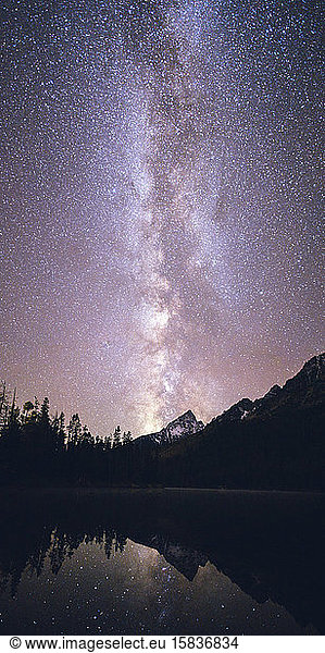 Die Milchstraße leuchtet hell über dem Grand-Teton-Gebirge.