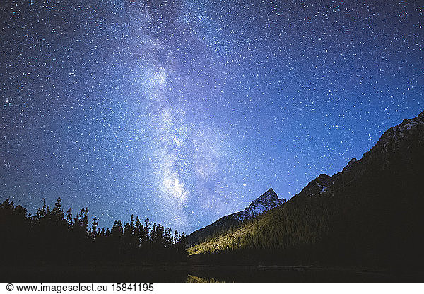 Die Milchstraße leuchtet hell über dem Grand-Teton-Gebirge.