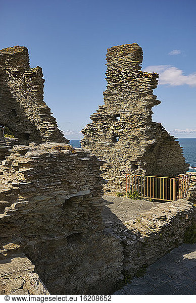Die mittelalterlichen Ruinen der Burg Tintagel  angeblich der Geburtsort von König Arthur  an den Klippen der Atlantikküste bei Tintagel  Cornwall  England  Vereinigtes Königreich  Europa