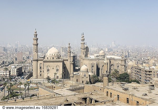 Die Moschee und Madrassa von Sultan Hassan  Blick von der Zitadelle von Kairo  Ägypten.