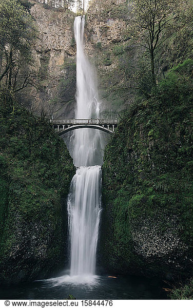 Die Multnomah Falls  die größten in Oregon  sind eine wichtige Touristenattraktion.