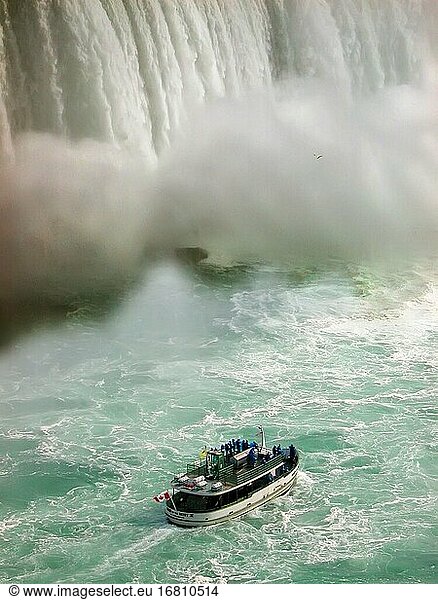 Die Niagra-Wasserfälle von der kanadischen Seite aus gesehen mit dem Touristenboot Maid of the Mist.
