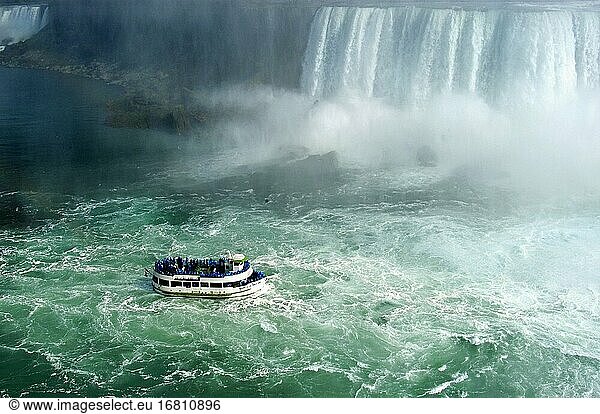 Die Niagra-Wasserfälle von der kanadischen Seite aus gesehen mit dem Touristenboot Maid of the Mist im Vordergrund.