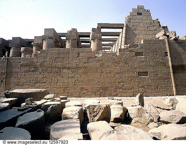 Die Nordwand der Hypostylhalle des großen Amun-Tempels in Karnak.