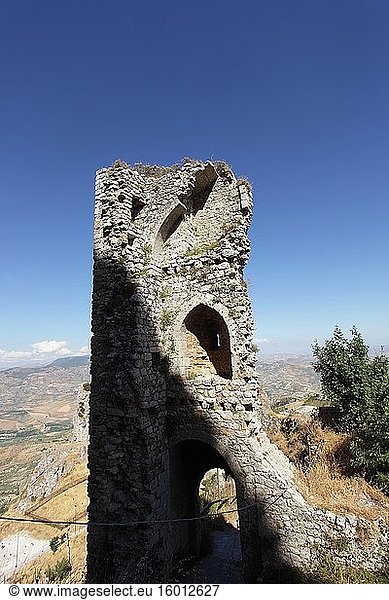 Die Normannen eroberten Caltabellotta im Jahr 1090 und errichteten nach der Zerstörung der Araber ihre eigene Burg  deren eindrucksvolle Ruinen auf dem gleichnamigen Berg verstreut sind.