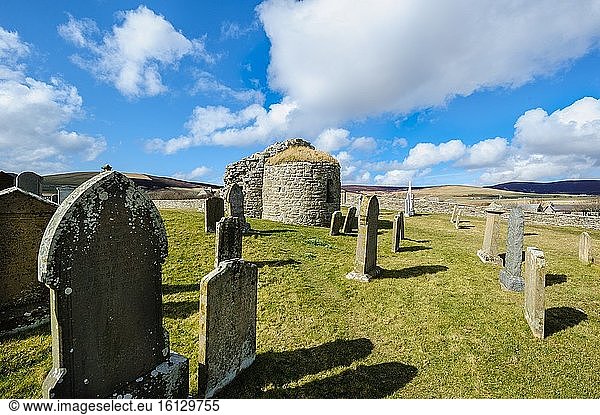 Die Orphir-Rundkirche  Orkney. Die Orphir Round Kirk wurde im späten 11. oder frühen 12. Jahrhundert erbaut und wurde vermutlich von Graf Hakon errichtet. Sie ist dem Heiligen Nikolaus gewidmet und wurde von der Grabeskirche in Jerusalem inspiriert.
